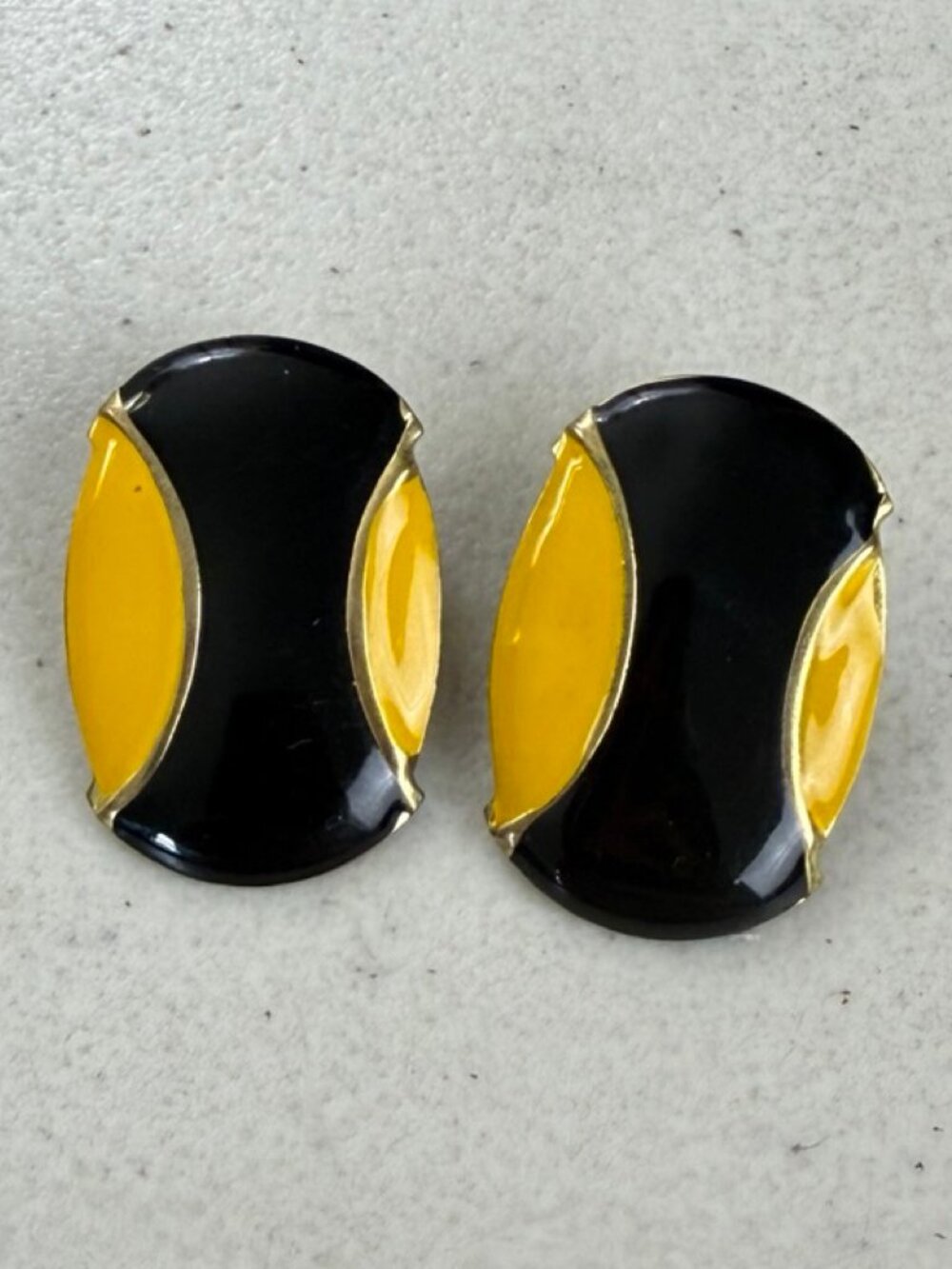 Vintage Geometric Enamel Oval Shield Earrings 70s Gold Tone Clip On Black/Yellow